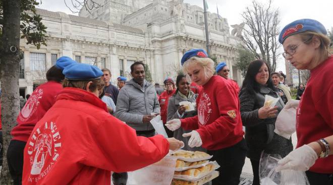City Angels alla stazione Centrale di Milano per i senzatetto
