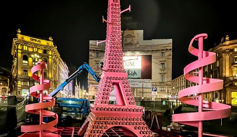Un angolo di Parigi a Milano con la Tour Eiffel in Piazza Cordusio