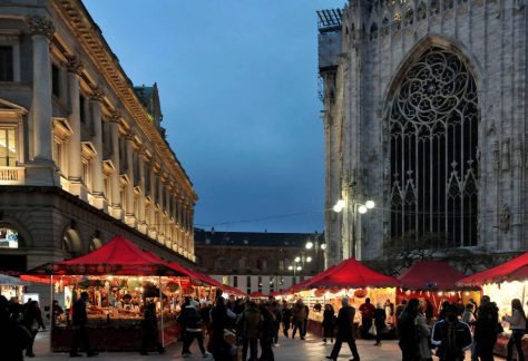 A Milano torna il tradizionale Mercatino di Natale in piazza Duomo