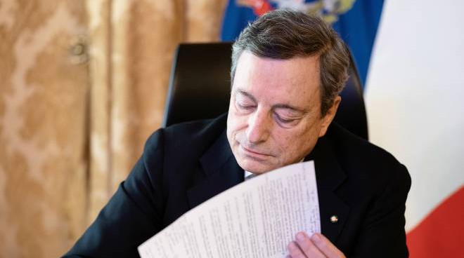 Nuovo Decreto Draghi, mascherine all'aperto e discoteche chiuse