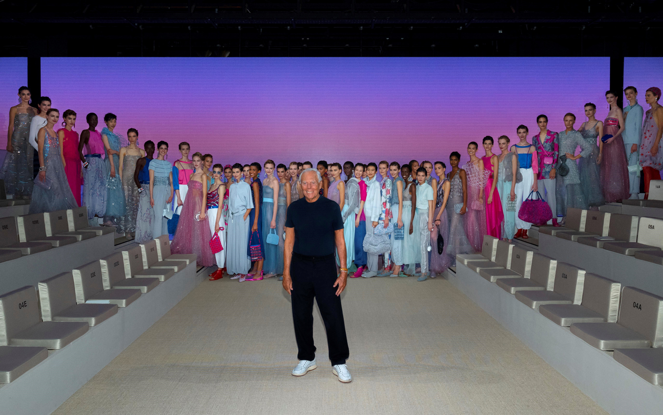 Sfilata di Giorgio Armani senza musica, in rispetto del popolo ucraino