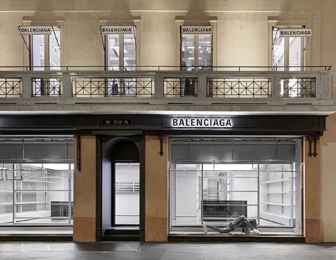 Balenciaga Milano scultura