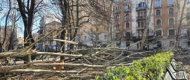 Vento forte a Milano, si stacca parte copertura stazione centrale
