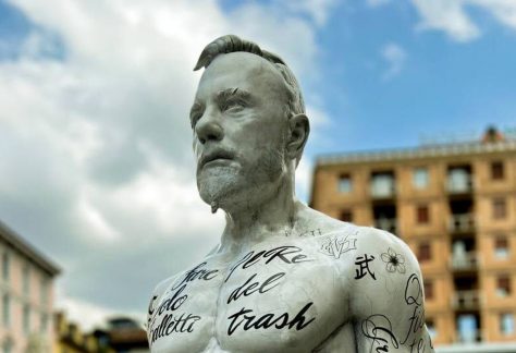 gianluca vacchi mucho mas statua