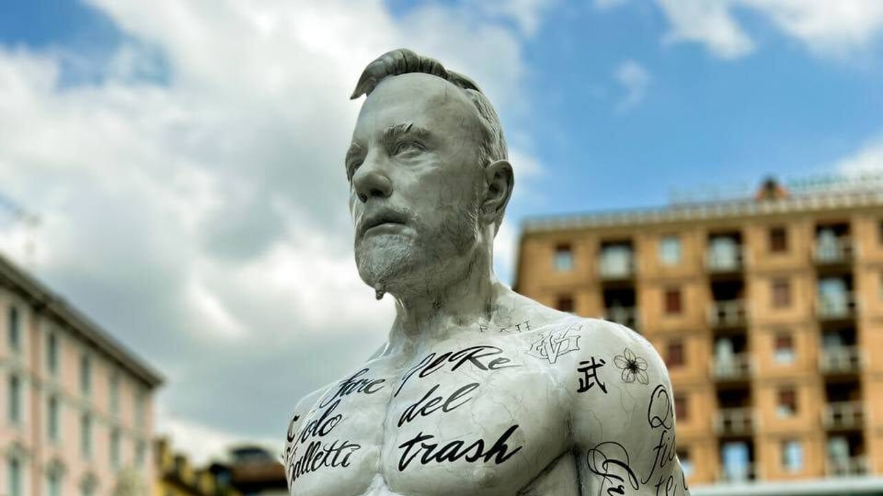 gianluca vacchi mucho mas statua