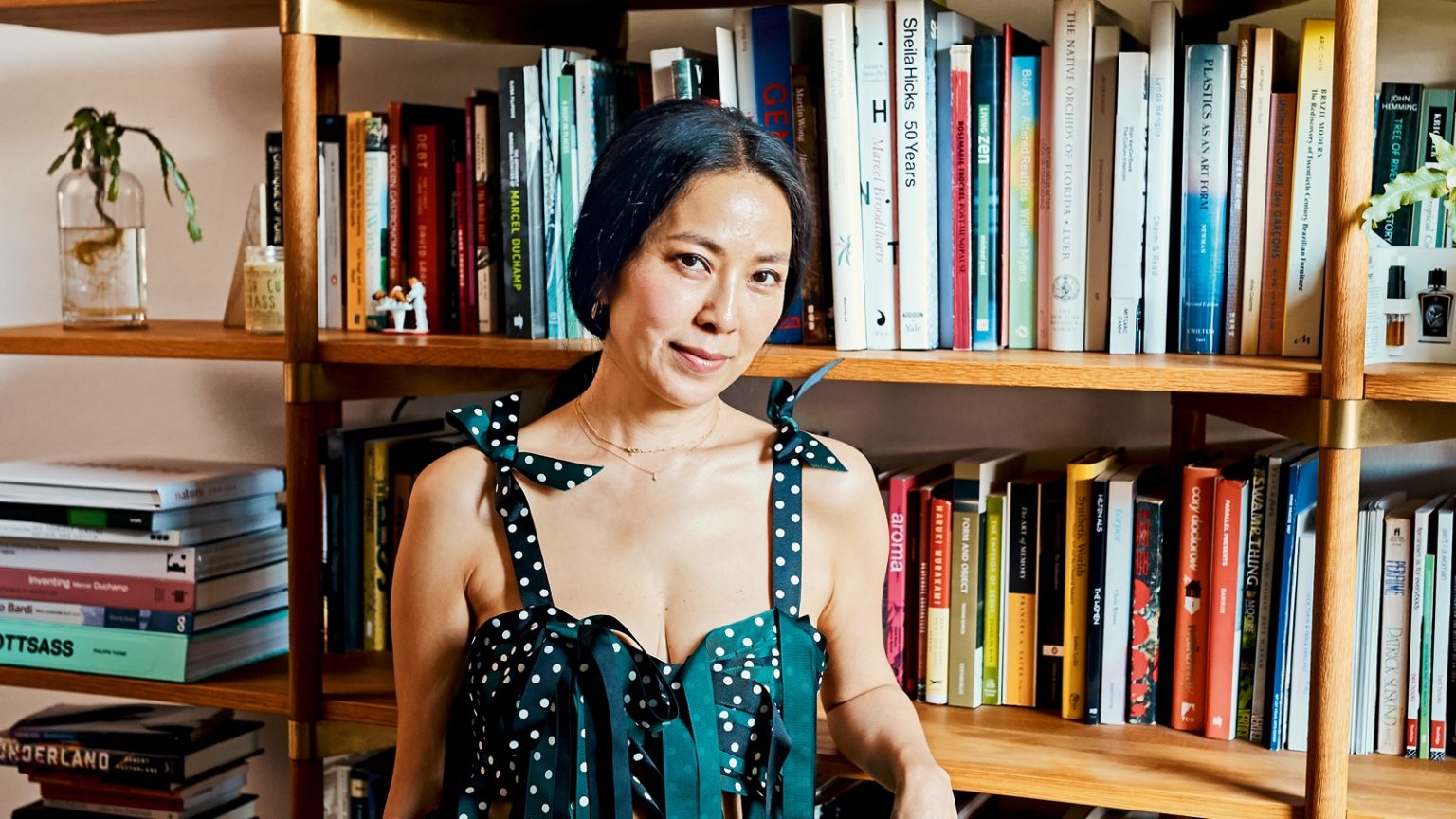 Anicka Yi e le sue opere all'Hangar Bicocca a Milano