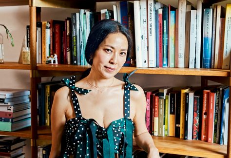 Anicka Yi e le sue opere all'Hangar Bicocca a Milano