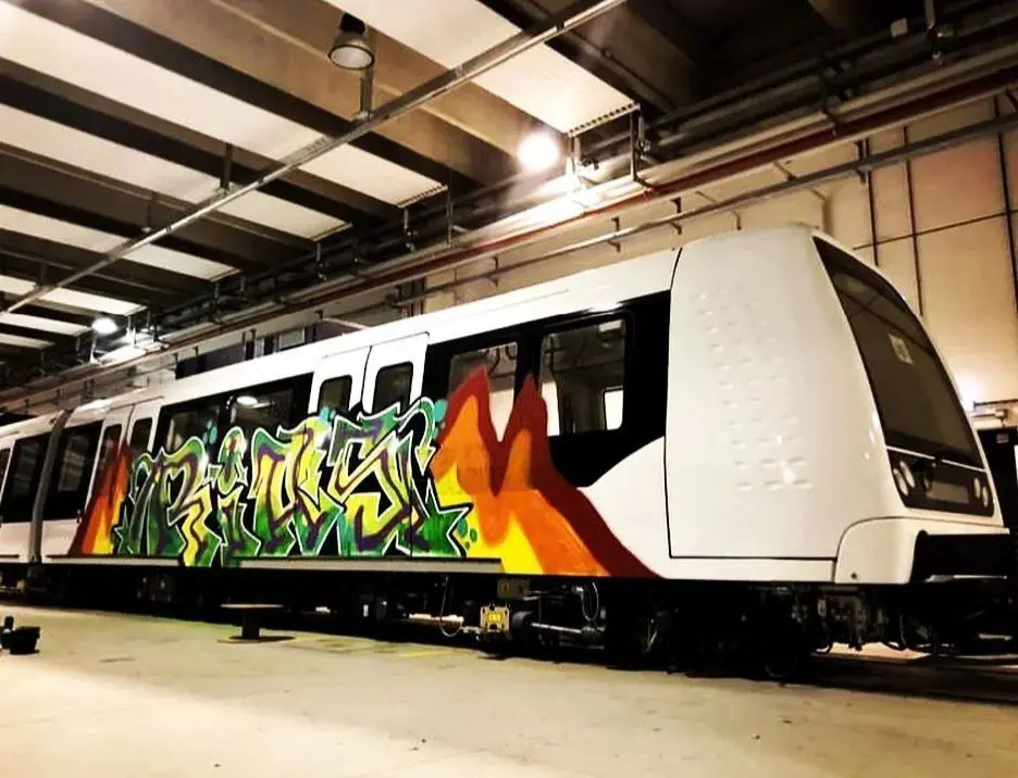 treni m4 vandalizzati