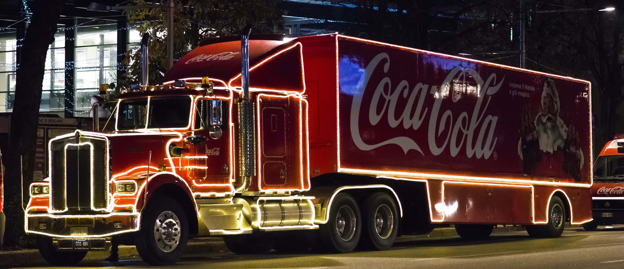 E' arrivato a Milano il camion Coca-Cola