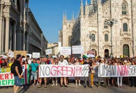 Milano protesta greenpass