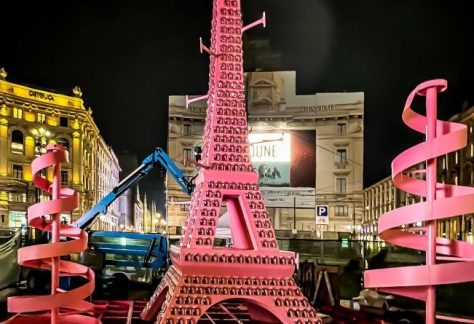Un angolo di Parigi a Milano con la Tour Eiffel in Piazza Cordusio