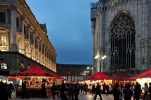 A Milano torna il tradizionale Mercatino di Natale in piazza Duomo
