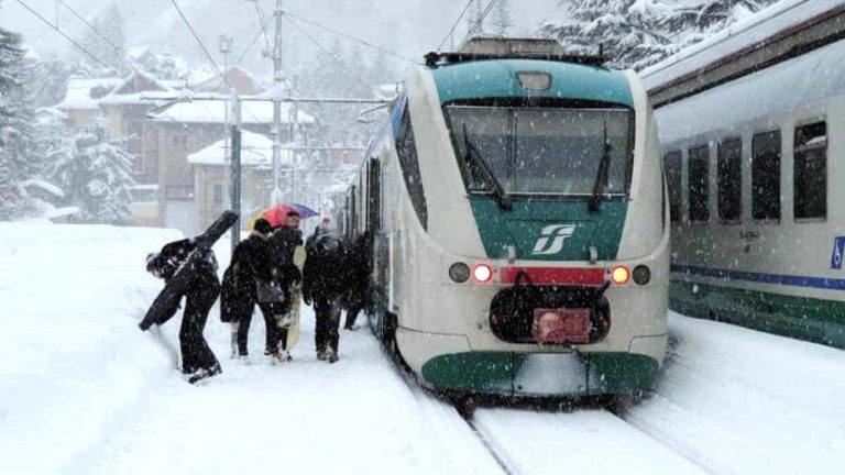 In Lombardia i treni della neve ti portano a sciare direttamente sulle piste