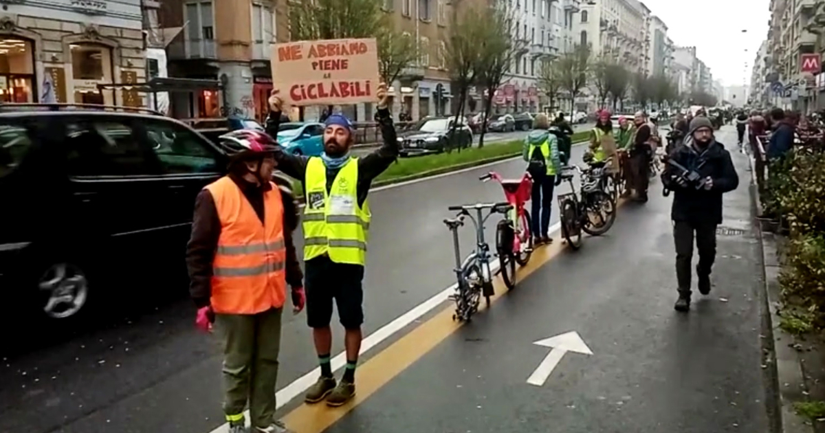 protesta ciclisti Milano