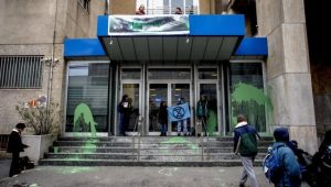 Attivisti per l’ambiente in Rai: il blitz contro la sede di Milano