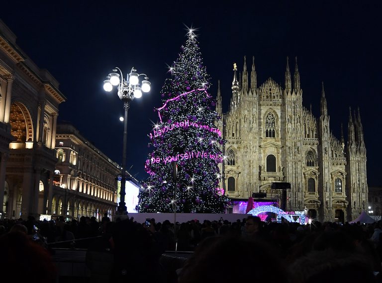 Accensione dell’albero in Duomo: piazza gremita