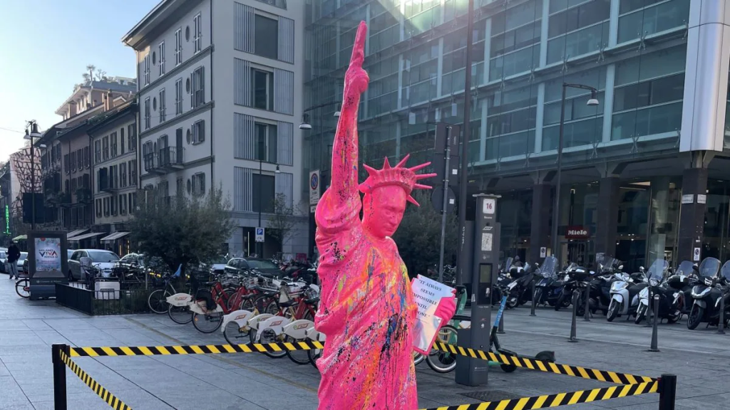 La Statua Della Libertà con il viso di Putin a Milano